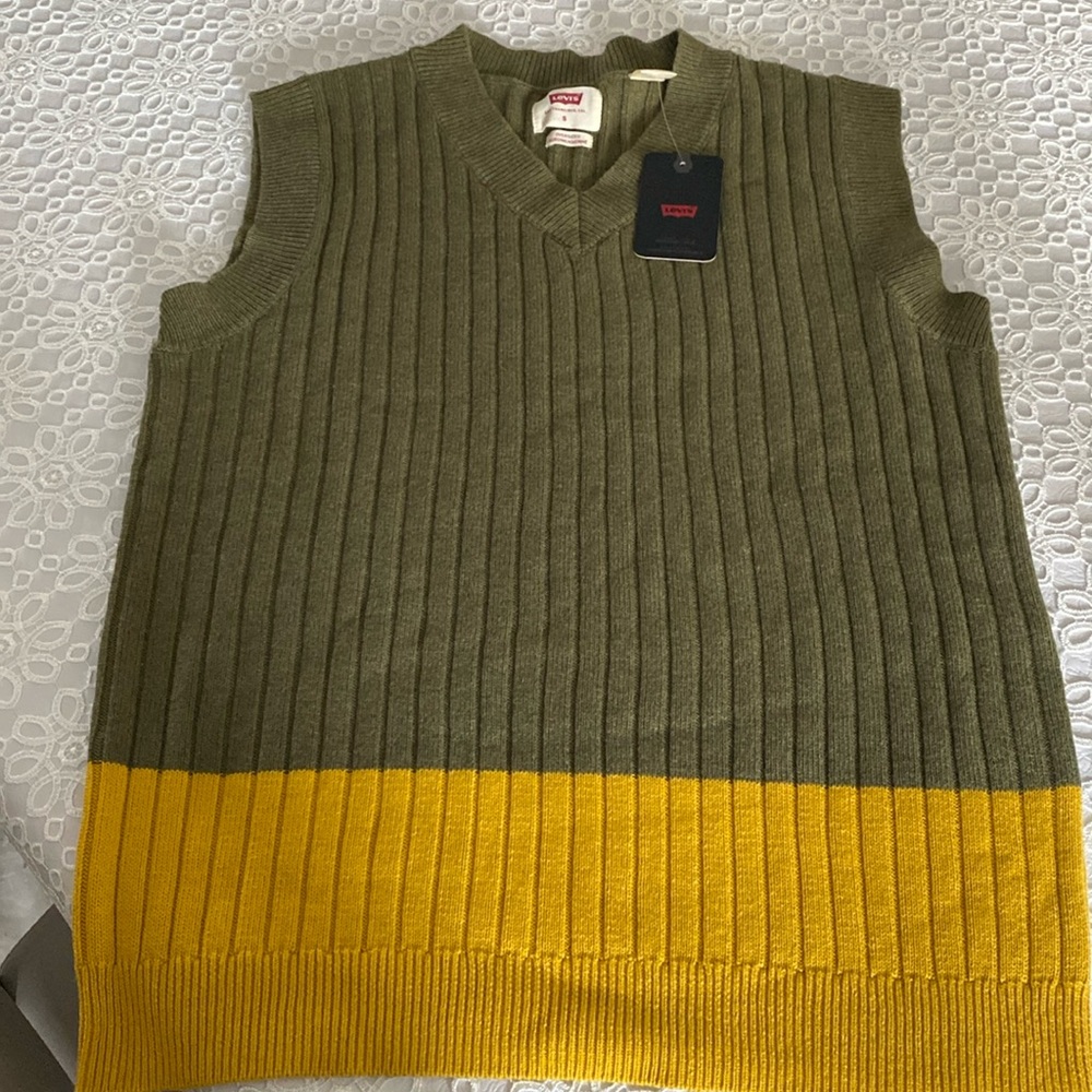 LEVI’S Men’s Oversized Sweater Vest